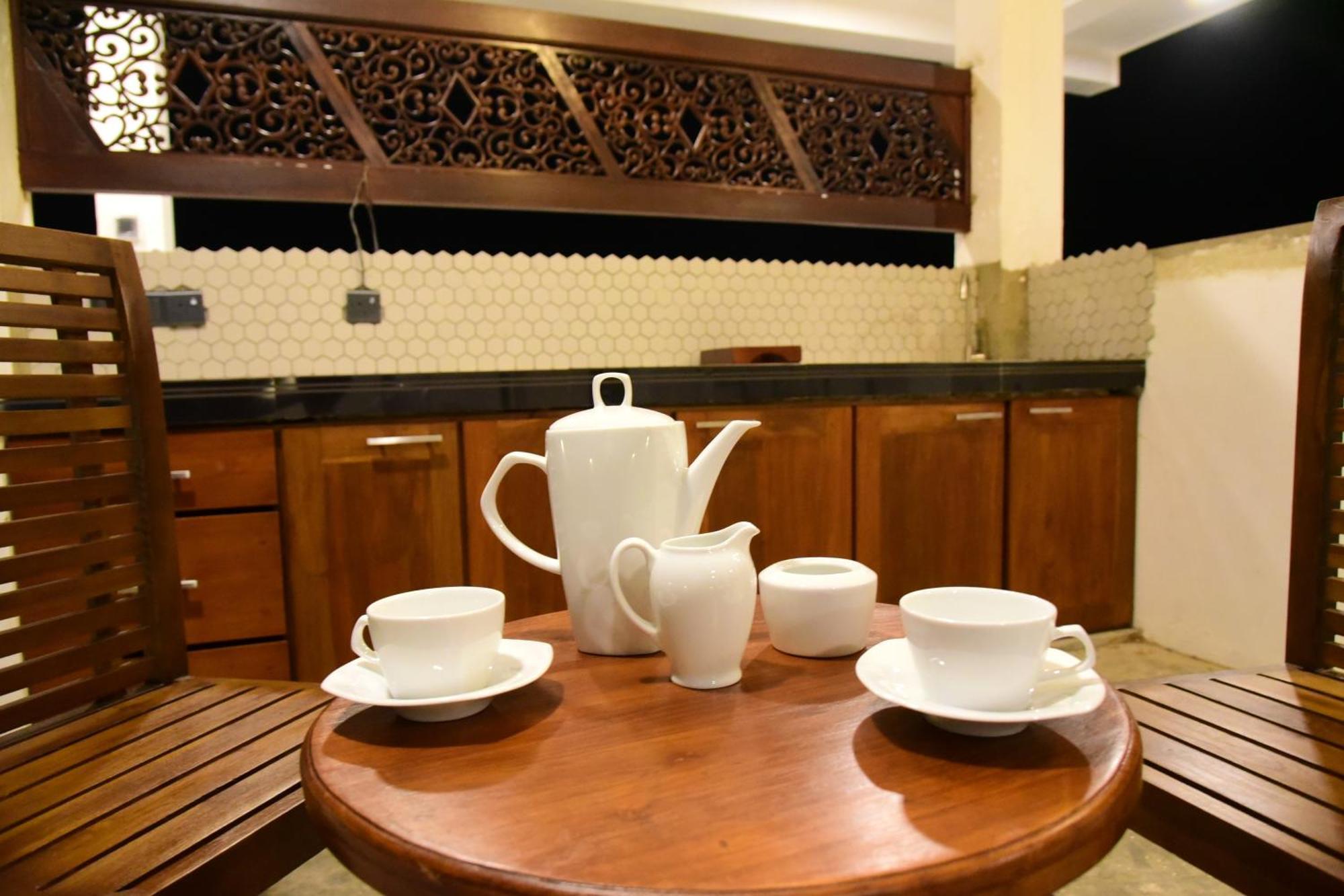Ocean Ripples Hotel Hikkaduwa Exterior photo